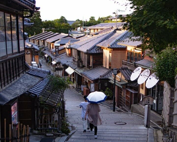 Promenade sous un parapluie dans une rue traditionnelle de Kyoto