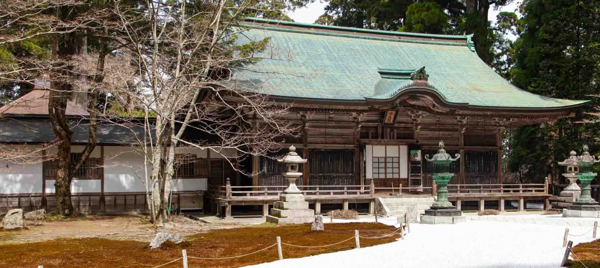 Temple japonais entouré d’un jardin
