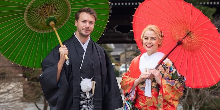 Couple en kimono sous des ombrelles japonaises