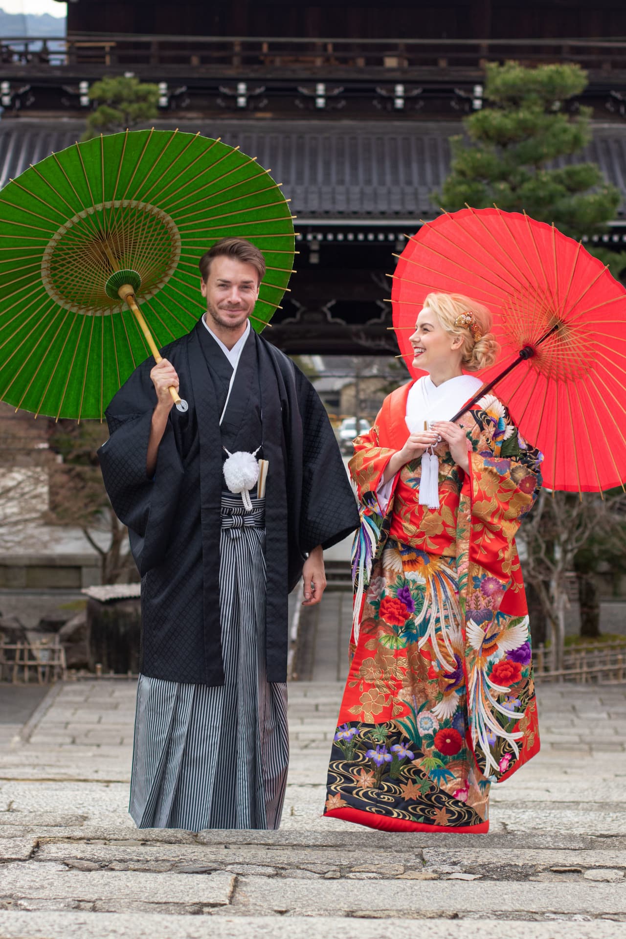Couple en kimono sous des ombrelles japonaises