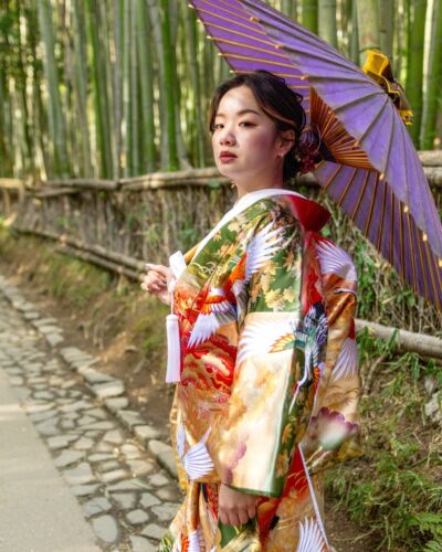 Une élégance naturelle qui se révèle dans chaque détail. La mariée se dévoile avec grâce, portée par une allure à la fois douce et affirmée. Un portrait où chaque élément semble trouver naturellement sa place. #weddingportrait #bridalportrait #traditionsjaponaises #kimonomariage #mariagejapon