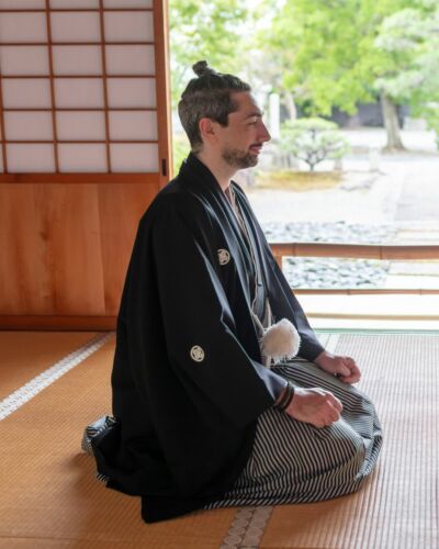 Le seiza est une posture profondément ancrée dans la culture japonaise. Assis sur les talons, le dos droit et les gestes maîtrisés, il exprime une attitude de respect et d’attention, notamment lors des cérémonies traditionnelles. Une posture qui accompagne les moments importants, où le calme, la maîtrise des gestes et le respect de l’instant occupent une place essentielle. #seiza #myokakuji #photomarié #culturejaponaise #ceremonieaujapon