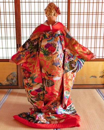 Déployé dans toute son ampleur, le kimono révèle toute la finesse du travail des artisans. Des motifs délicats, des jeux de textures et un savoir-faire transmis à travers les générations. Une pièce d'exception qui accompagne la mariée lors de l'un des moments les plus importants de sa vie. #marieeenkimono #mariagejaponais #kimonomariage #artisanatjaponais #culturejaponaise