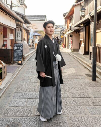 Dans les quartiers historiques de Kyoto, chaque détail participe à créer une atmosphère particulière. Une rencontre entre une silhouette élégante, un décor chargé d’histoire et l’esthétique intemporelle de la culture japonaise. #photographejapon #kyotostreets #kyoto #mariagekyoto #japanaesthetic #weddinginjapan #elopementjapon