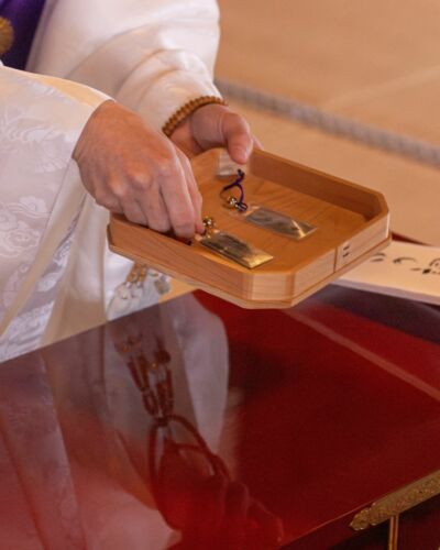 Au fil de la cérémonie, chaque geste possède sa propre importance. La remise de ces objets symboliques par le moine s’inscrit dans la continuité des rites qui entourent l’union des mariés. Conservés comme un souvenir précieux de leur union, ils rappellent le lien créé avec le temple où ce moment a été vécu. #templemyokakuji #objetsymbolique #mariagekyoto #templekyoto #traditionjaponaise