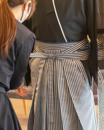 Bien avant les premiers pas vers le temple, les préparatifs commencent. Chaque pli, chaque ajustement et chaque détail contribuent à mettre en valeur les tenues traditionnelles portées lors de la cérémonie. #montsukihakama #kimonojaponais #ceremoniejaponaise #weddingpreparation #mariageaujapon
