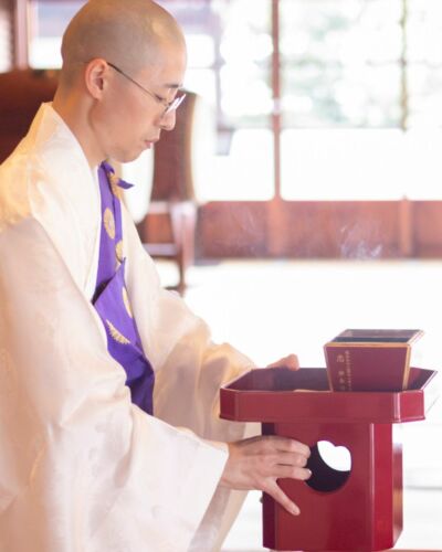 Au cœur du temple, le rituel se déroule dans une atmosphère de profond recueillement. Le moine accompagne les mariés avec calme, tandis que les objets et les gestes de la cérémonie viennent donner corps à cet instant consacré à leur union. #TempleKyoto #CeremonieJaponaise #MariageAKyoto #TempleJaponais #TraditionsJaponaises #MariageAuJapon #MariageJaponais #FragranceMariage