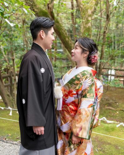 Une journée de mariage est faite de nombreux instants. Parmi eux, il y a ces quelques minutes où le couple oublie l'appareil photo et profite simplement d'être ensemble. Des instants où chaque image raconte leur histoire avec sincérité. #coupleshoot #japanesewedding #mariagekyoto #photocouple #kimonomariage