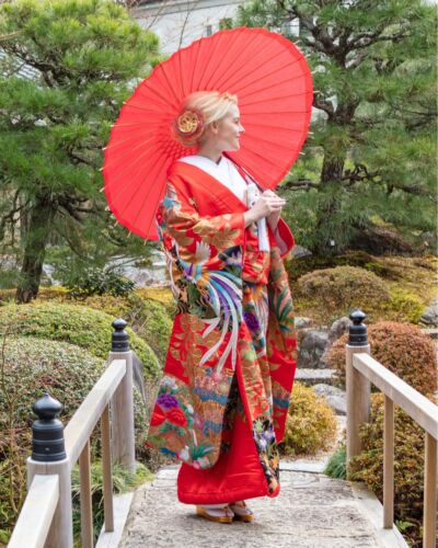 Il n'est pas nécessaire de se marier pour vivre l'expérience d'une séance photo en kimono. Seul, en couple ou en famille, nous vous accompagnons dans la découverte de Kyoto, à travers des lieux soigneusement sélectionnés pour leur authenticité et leur atmosphère. Une expérience qui mêle traditions et photographie, pour créer des souvenirs qui vous accompagneront bien après votre voyage. #kimonoexperience #traditionjapon #kyotophoto #kimonojapon #photoshootjapon