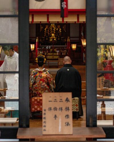 Une silhouette, quelques gestes, le silence du temple. À distance, la cérémonie se dévoile dans toute sa simplicité. Un moment de recueillement où les mariés avancent au rythme des rites qui les entourent. #mariagekyoto #ceremoniejaponaise #japanesewedding #traditionjapon #japon