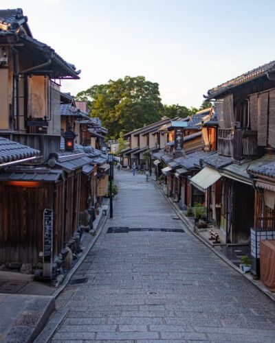 Certaines rues semblent garder une histoire entre leurs murs. À Kyoto, les maisons traditionnelles, les ruelles discrètes et les détails du quotidien offrent une atmosphère unique, où le passé et le présent continuent de se rencontrer. Un décor intemporel, où chaque promenade devient une invitation à ralentir et à profiter de l'instant. #kyoto #ruellesdekyoto #mariageakyoto #elopementkyoto #japonauthentique