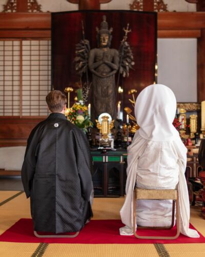 Côte à côte, face à l'autel. Un instant de recueillement avant de poursuivre leur chemin ensemble. #MariageJaponais #MariageauJapon #TempleJaponais #CultureJaponaise #TraditionsJaponaises
