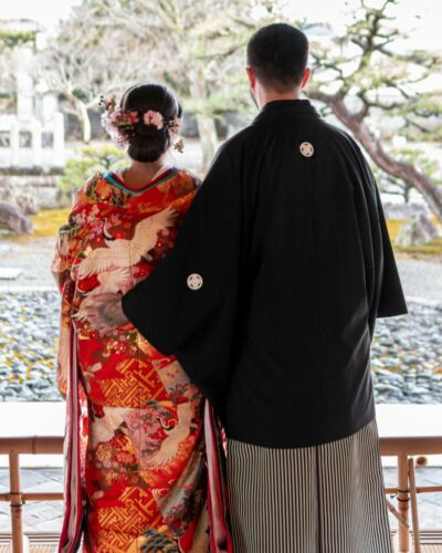 Créer des instants justes, dans des lieux chargés de sens. C’est ainsi que nous imaginons chaque mariage au Japon. #mariagejaponais #kimonomariage #couplejapon #culturejaponaise #weddingportrait