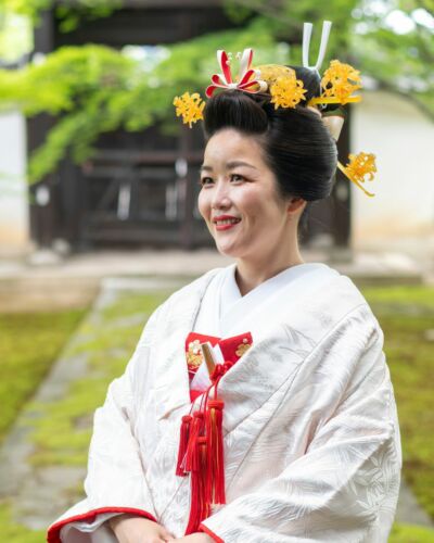 La mariée, dans toute sa présence. Parée de sa tenue de cérémonie, elle incarne une silhouette à la fois majestueuse et intemporelle. Un portrait qui capture toute la richesse de cet instant. #kimonomariage #shiromuku #mariageaujapon #ceremoniejaponaise #mariagekyoto #weddingphotography #kyotowedding