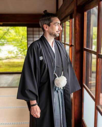 Après la cérémonie, le marié se retrouve dans un autre décor. Le temple devient alors le cadre de nouveaux portraits, mettant en valeur sa tenue et les détails du lieu. #MariageAKyoto #TempleKyoto #CeremonieJaponaise #GroomPortrait #GroomStyle #TempleJaponais #TraditionsJaponaises #MariageAuJapon #MariageJaponais #FragranceMariage #PhotographieDeMariage