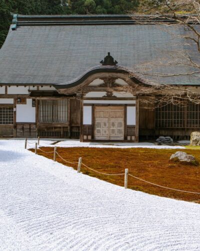 Même le silence se dessine dans les jardins zen. Le gravier, soigneusement travaillé en lignes et en ondulations, devient une véritable composante du paysage. Une esthétique de la simplicité où quelques formes suffisent à évoquer l’eau et le mouvement. #JardinZen #TempleZen #CultureJaponaise #TraditionsJaponaises #Kyoto #MariageAuJapon #MariageAKyoto #KyotoWedding #JapanWedding #FragranceMariage