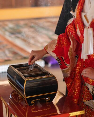 Au cours de la cérémonie de mariage, chaque geste suit un ordre précis. Accompagnés par le moine, les mariés avancent à travers différents rites et prières, où chaque mouvement trouve sa place et sa signification. Avec précision et attention, les différentes étapes contribuent à créer une cérémonie empreinte de recueillement, où la spiritualité accompagne l’union du couple. #traditionsjaponaise #mariagejaponais #ceremoniekyoto #templekyoto #culturejaponaise