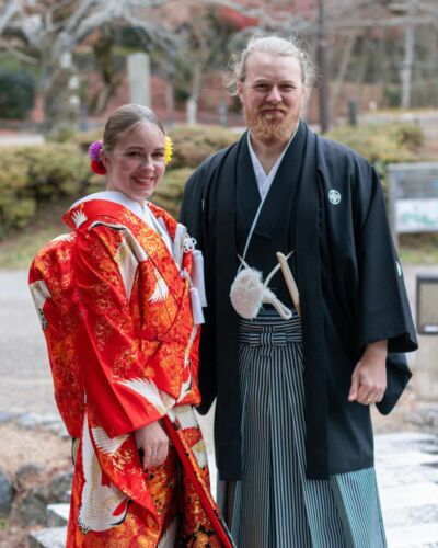Deux regards, deux personnalités, une histoire qui s’écrit à deux. Au-delà de cette journée, il y a tout ce qui compose leur histoire : les chemins parcourus, les souvenirs partagés et cette douce évidence qui les unit. #MariageAuJapon #MariageÀKyoto #HistoireDAmour #PortraitDeCouple #PhotographieDeMariage #JapanWedding #DestinationWedding #WeddingPhotography #KyotoWedding #CouplePhotography