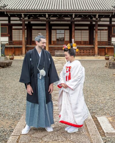 Il y a des instants qui n'appartiennent qu'à eux. Un moment de tendresse saisi avec discrétion, où la joie se révèle naturellement à travers leurs expressions. #MariageAuJapon #MariageJaponais #PhotographieDeMariage #PortraitDeCouple #MariageAKyoto #KyotoWedding #JapaneseWedding #WeddingPhotography #HistoireDAmour #Amour