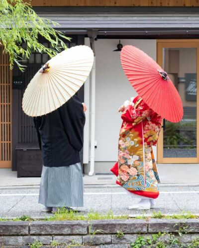 Sous le même toit, pour la vie. Présent dans de nombreux moments importants de la culture japonaise, le wagasa accompagne également les cérémonies de mariage. Cette ombrelle traditionnelle, réalisée en bambou et papier washi, apporte une touche d’élégance et de poésie aux instants partagés. Sa forme qui s’ouvre progressivement rappelle le "suehirogaru", une expression associée à l’idée d’un avenir qui s’épanouit et d’une prospérité qui grandit au fil du temps. Déployé lors des cérémonies et des photos de mariage, le wagasa évoque une image de protection et accompagne symboliquement le chemin des mariés, sous la lumière du soleil comme lors des jours de pluie. #wagasa #mariagejaponais #artisanatjaponais #mariagekyoto #culturejaponaise