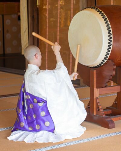 Les sons des instruments accompagnent la cérémonie et marquent les différentes étapes du rituel. Leur résonance rythme les prières et participe à l'atmosphère de recueillement qui accompagne l'union des mariés. #mariagejaponais #mariageaujapon #templejaponais #culturejaponaise #ceremonietraditionnelle