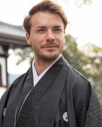 Un nouveau chapitre commence. Il y a dans cette journée quelque chose de différent, la sensation d’entrer dans une nouvelle étape de sa vie. Une allure élégante, une attitude assurée et cette prestance qui accompagne naturellement ce moment. #MariageAuJapon #MariageJaponais #MariageAKyoto #PortraitDeMarié #PhotographieDeMariage #PhotographeMariage #GroomPortrait #GroomStyle #JapaneseWedding #KyotoWedding