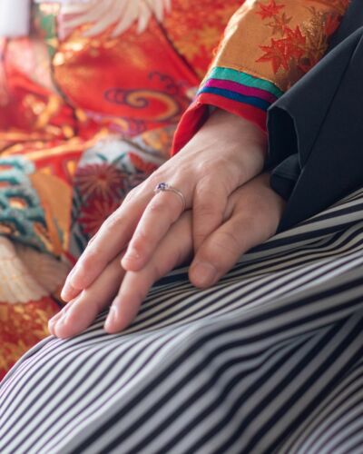 Une main posée sur l’autre, les doigts qui se cherchent naturellement. Les petits gestes ont parfois les plus belles histoires à raconter. Entre leurs mains se glissent la tendresse, la confiance et la promesse d’un chemin à parcourir ensemble. #MariageAuJapon #MariageJaponais #MariageAKyoto #PhotographieDeMariage #DetailsDeMariage #Alliance #HistoireDAmour #JapaneseWedding #KyotoWedding #CouplePhotography