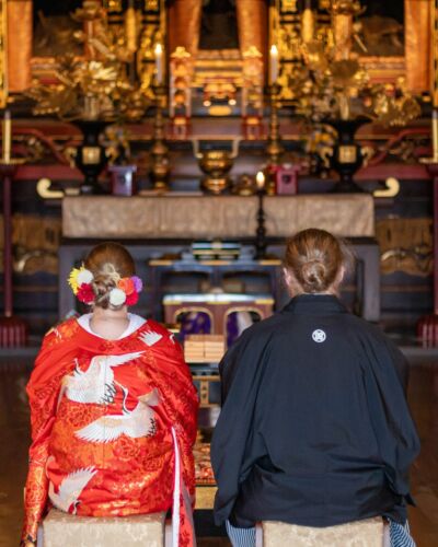 Face à l’autel, les mariés prennent place, enveloppés par les détails du temple. Les tons dorés, le bois et les ornements composent un décor chargé d’histoire, créant une atmosphère chaleureuse et solennelle. #MariageAuJapon #MariageJaponais #MariageKyoto #TempleKyoto #CeremonieJapon #KyotoWedding #TraditionsJaponaises #ElopementJapon #FragranceMariage