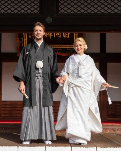 La cérémonie s’achève, une nouvelle atmosphère commence. Devant le temple, la solennité laisse place aux sourires. Un moment simple et lumineux, comme une première respiration après l’émotion du rituel. #MariageAuJapon #MariageJaponais #MariageAKyoto #CeremonieJaponaise #TraditionsJaponaises #MariageTraditionnel #JapaneseWedding #KyotoWedding #JapanWedding #HistoireDAmour