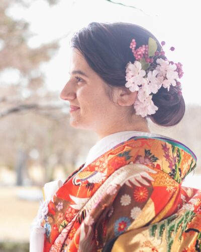 Les accessoires de coiffure viennent compléter la silhouette de la mariée avec subtilité. Pensés comme une touche finale, ils apportent une dimension délicate à la tenue et révèlent l’attention portée à chaque détail. #mariageaujapon #savoirfaire #ceremoniejaponaise #culturejaponaise #photomariage