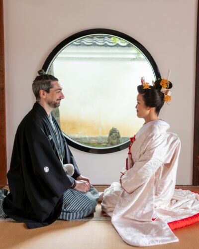 Chaque couple a sa façon de se retrouver, de se comprendre et de partager ce moment. Il existe une connexion propre à chaque histoire, faite de gestes simples que l'on ne remarque parfois qu'en les revoyant en photo. Nous avons à cœur de préserver ces émotions avec naturel, pour qu'elles puissent être revécues bien longtemps après le jour du mariage. #mariagefrancojaponais #elopementphotographer #mariageaujapon #photocouple #photoshootkyoto