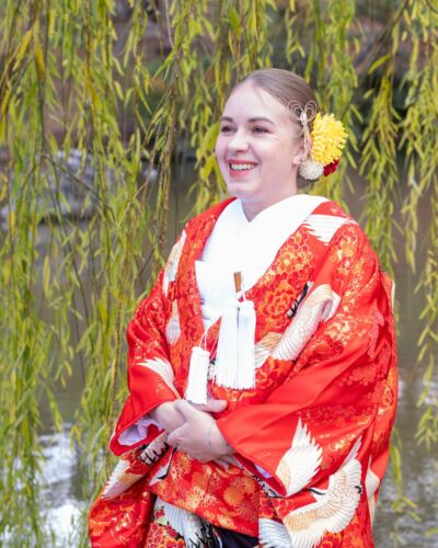 Avant la cérémonie, la mariée se dévoile dans un moment qui lui appartient. Quelques instants avant de rejoindre le temple, une parenthèse pour prendre le temps de capturer son allure et sa présence, dans un lieu en harmonie avec l’esprit de la journée. #weddingportrait #bridalportrait #ceremoniejaponaises #kimonomariage #mariageaujapon