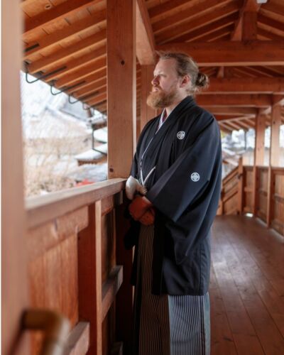 Un portrait où le calme laisse place à la présence. La silhouette du marié, vêtue du montsuki hakama, exprime toute la sobriété et la force de la tenue traditionnelle japonaise. #montsukihakama #japanesegroom #mariageaujapon #culturejaponaise #photographekyoto