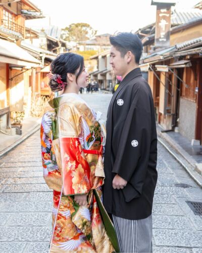 Dans le silence d’un regard échangé, le temps semble ralentir et le reste devient presque invisible. Une parenthèse à deux, au cœur des rues traditionnelles de Kyoto. #MariageAuJapon #MariageKyoto #MariageJaponais #KyotoWedding #MariageTraditionnel #CoupleAuJapon #PhotographieDeMariage #KyotoJapan #KimonoDeMariage